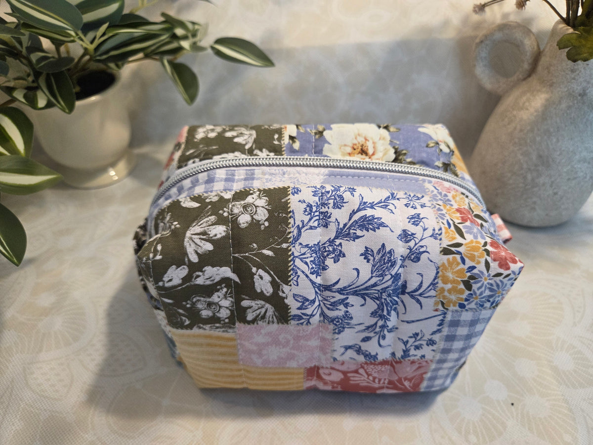 Garden Picnic Medium Makeup Bag