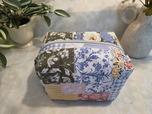 Garden Picnic Medium Makeup Bag